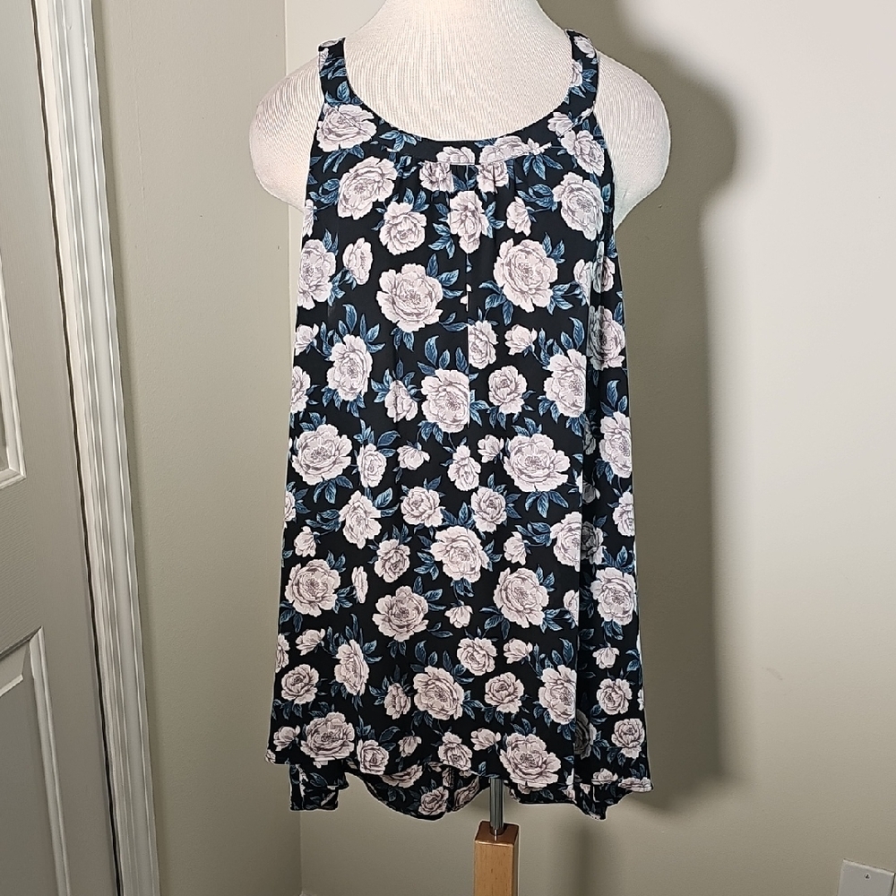 Torrid Black and Gray Floral Top. SIZE 2X. SLEEVLESS. high‎ Low